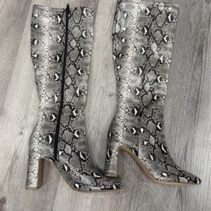 Chic Snakeskin Pattern Heeled Boots